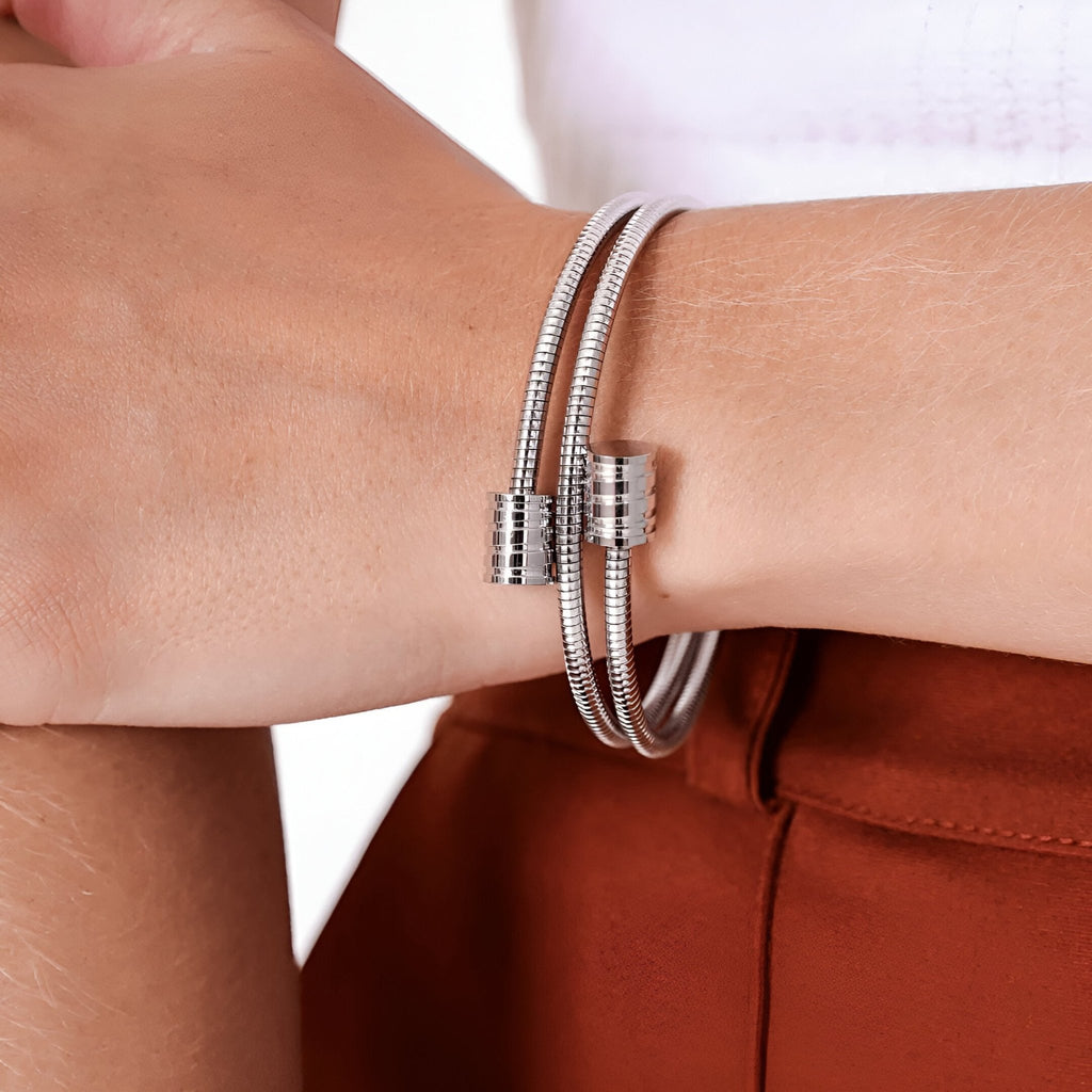 Bracelet jonc en maille serpent flexible en titane argenté avec fermoir cylindrique moderne.