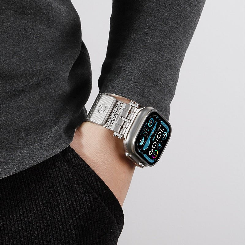 Bracelet en maille métallique argenté, ajustable et magnétique, porté avec Apple Watch à écran digital.