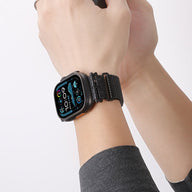 Bracelet noir en maille épaisse magnétique ajustable pour Apple Watch modèle Lantin porté au poignet.