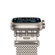 Bracelet pour Apple Watch argent en maille épaisse, ajustable et connecteur magnétique visible.