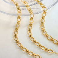 Bracelet en maille marine en titane plaqué or, maillons ovales et ronds entrelacés, finition brillante.