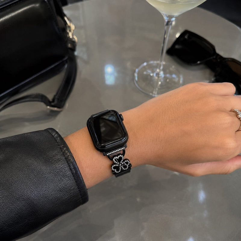 Brazalete de malla para Apple Watch, acero inoxidable con cierre magnético, colgante de trébol engastado con óxido de circonio y nácar, modelo Podale