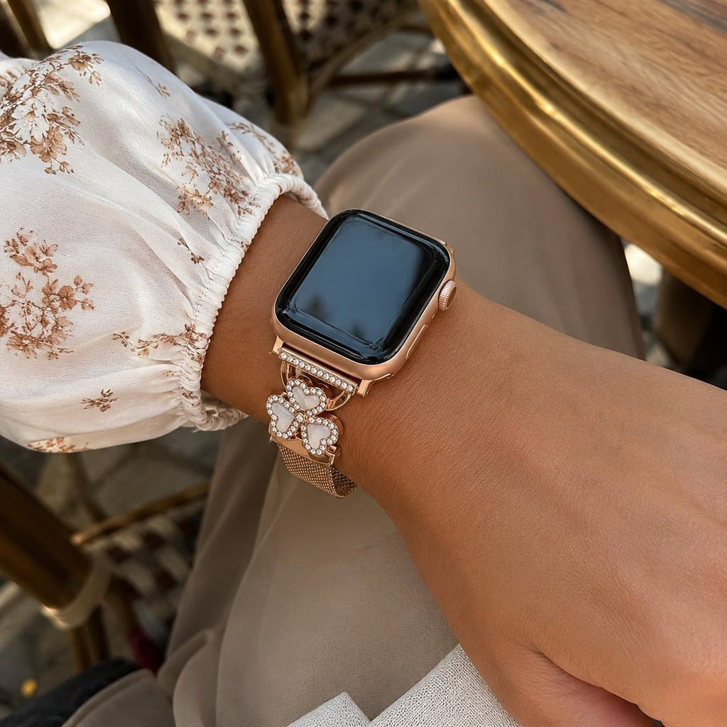 Brazalete de malla para Apple Watch, acero inoxidable con cierre magnético, colgante de trébol engastado con óxido de circonio y nácar, modelo Podale