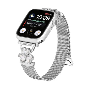 Brazalete de malla para Apple Watch, acero inoxidable con cierre magnético, colgante de trébol engastado con óxido de circonio y nácar, modelo Podale