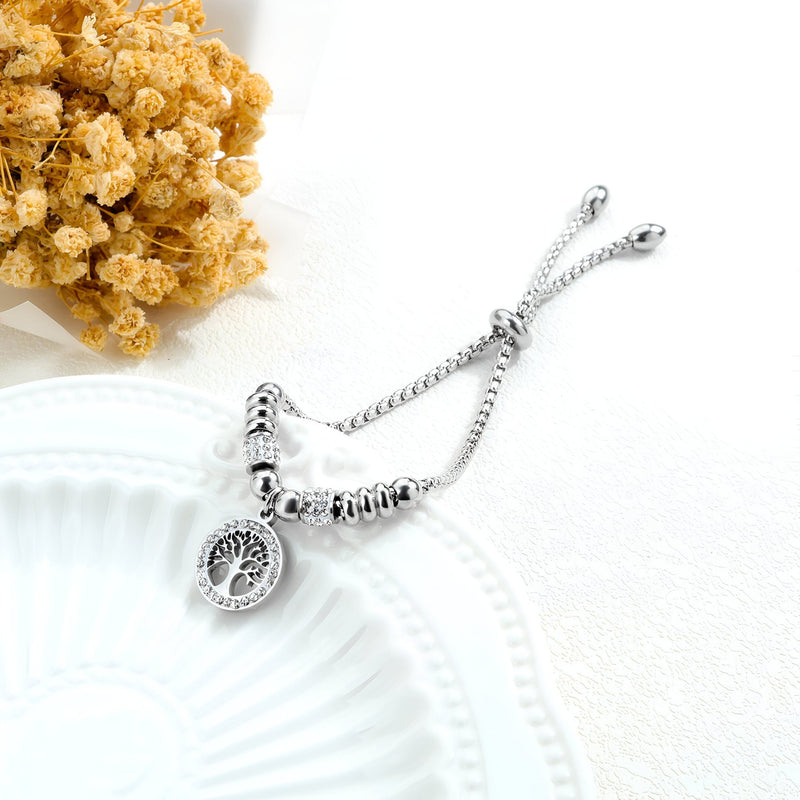 Bracelet en maille argentée pour femme avec pendentif arbre de vie en titane et zircon synthétique.
