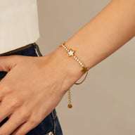 Bracelet en maille or avec étoiles brillantes en acier inoxydable, fermeture réglable.