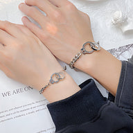 Bracelet femme en acier inoxydable argenté à maille épaisse avec fermoir menotte élégant.