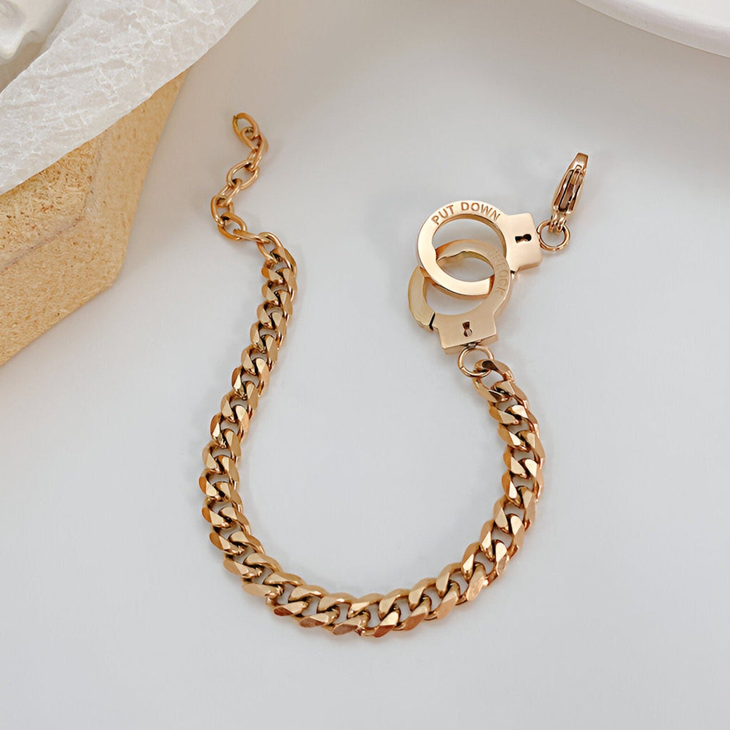 Bracelet en maille épaisse or rosé avec fermoir menotte en acier inoxydable modèle Emilie.