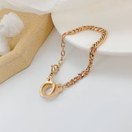 Bracelet menotte en acier inoxydable or rosé, maille épaisse avec fermoir à mousqueton.