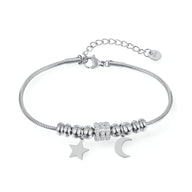 Bracelet serpent argenté pour femme avec pendentifs lune et étoile scintillants en acier inoxydable.