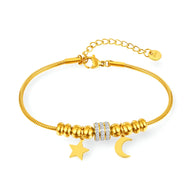 Bracelet serpent doré pour femme avec pendentifs lune et étoile, acier inoxydable, pierres brillantes.