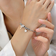 Bracelet en maille serpent argent avec pendentifs lune et étoile en acier inoxydable, style délicat.