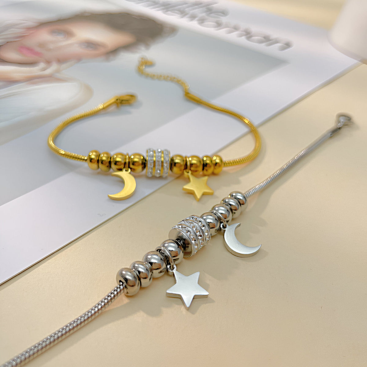 Bracelet serpent doré avec pendentifs lune et étoile en acier inoxydable, modèle Sonia  .