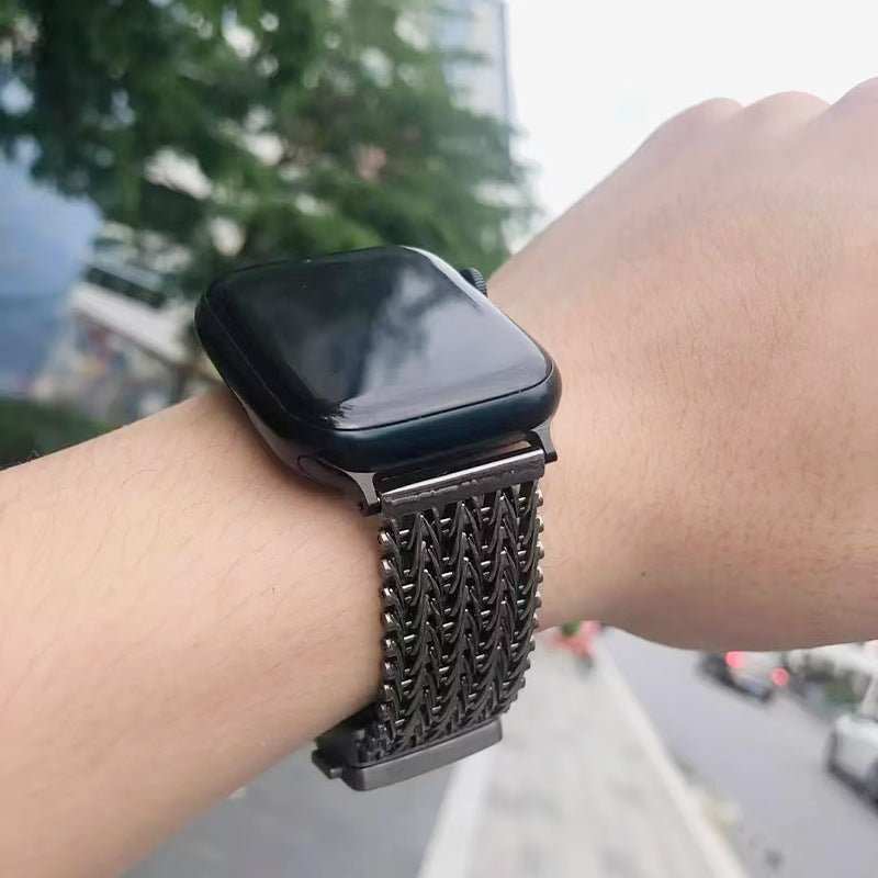 Bracelet noir en maille V épaisse et ajustable pour Apple Watch, style robuste et moderne.
