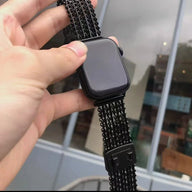 Bracelet maille V épaisse noir ajustable pour Apple Watch, finition métallique lisse.