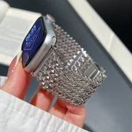 Bracelet Apple Watch en maille V épaisse argentée, ajustable, boucle métallique robuste.