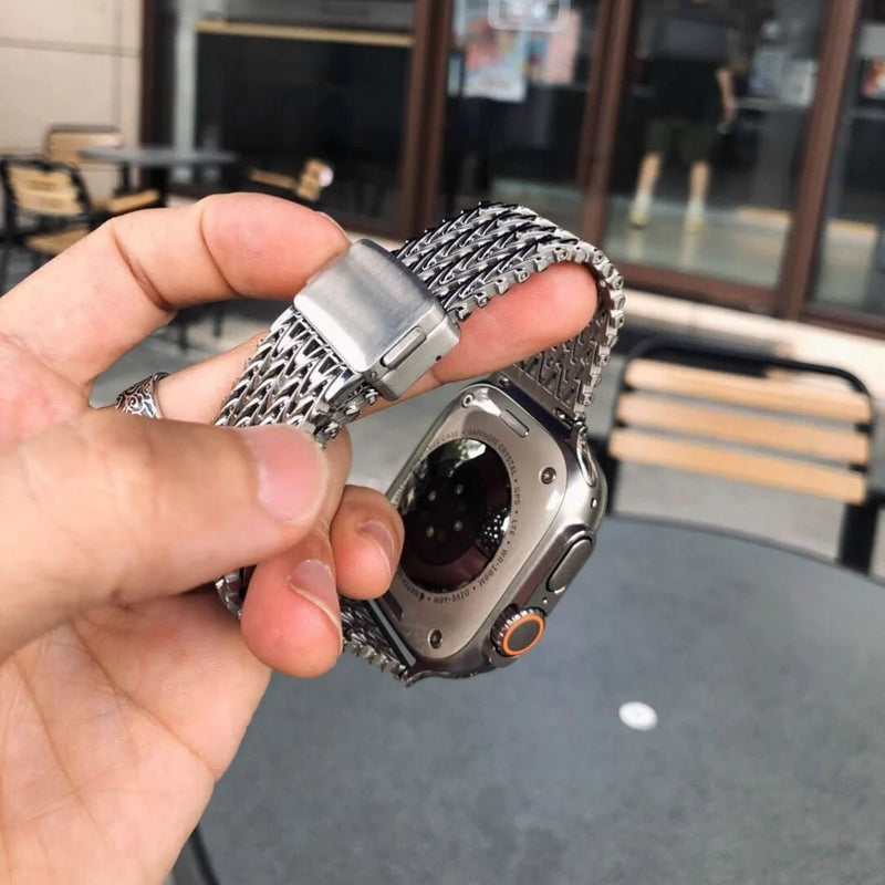 Bracelet en maille V épaisse argentée, boucle ajustable pour Apple Watch, tenue sécurisée.