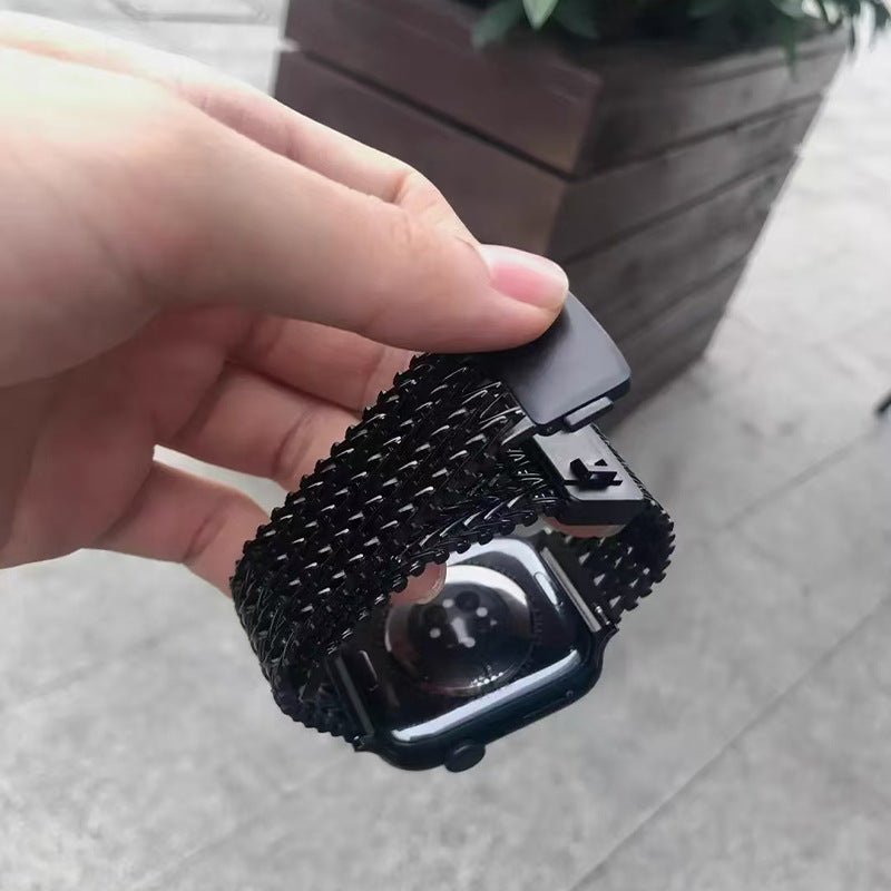 Bracelet Apple Watch noir en maille V épaisse, ajustable, fermoir noir mat robuste.