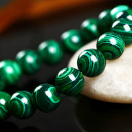 Bracelet mixte en malachite verte polie avec motifs naturels, perles rondes lisses.
