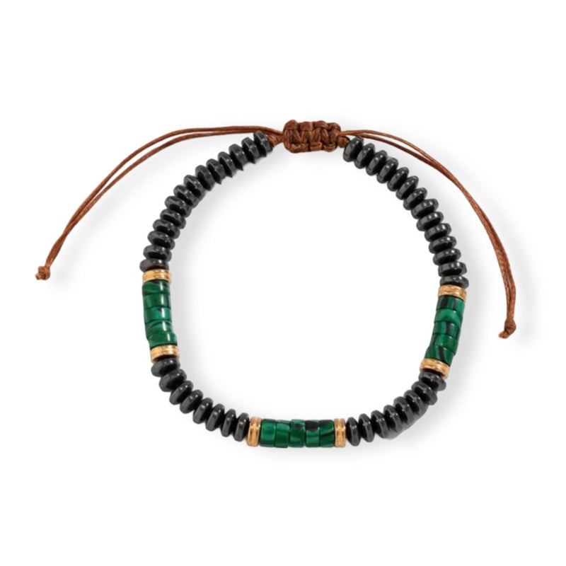 Bracelet homme avec perles noires rondes, sections en turquoise verte et détails dorés, cordon marron ajustable.