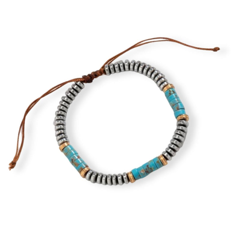 Bracelet pour homme en métal argenté avec perles turquoises et cordon marron réglable.