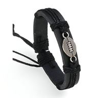 Bracelet noir en microfibre avec cordons tressés et médaillon rond texturé en métal.