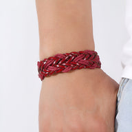 Bracelet homme en microfibre rouge tressée avec corde entrelacée, style robuste et élégant.