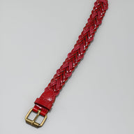 Bracelet homme en microfibre rouge tressée avec boucle en métal doré.