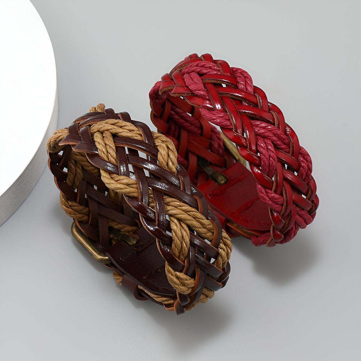 Bracelet homme en microfibre marron entrelacée avec corde tressée camel et boucle métal doré, modèle Arbor; bracelet rouge.