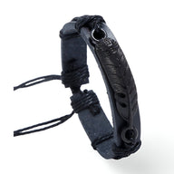Bracelet mixte noir en microfibre avec grande plume métallique gravée et liens ajustables en corde.