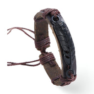Bracelet unisexe en microfibre marron avec grande plume noire sculptée et coutures apparentes.