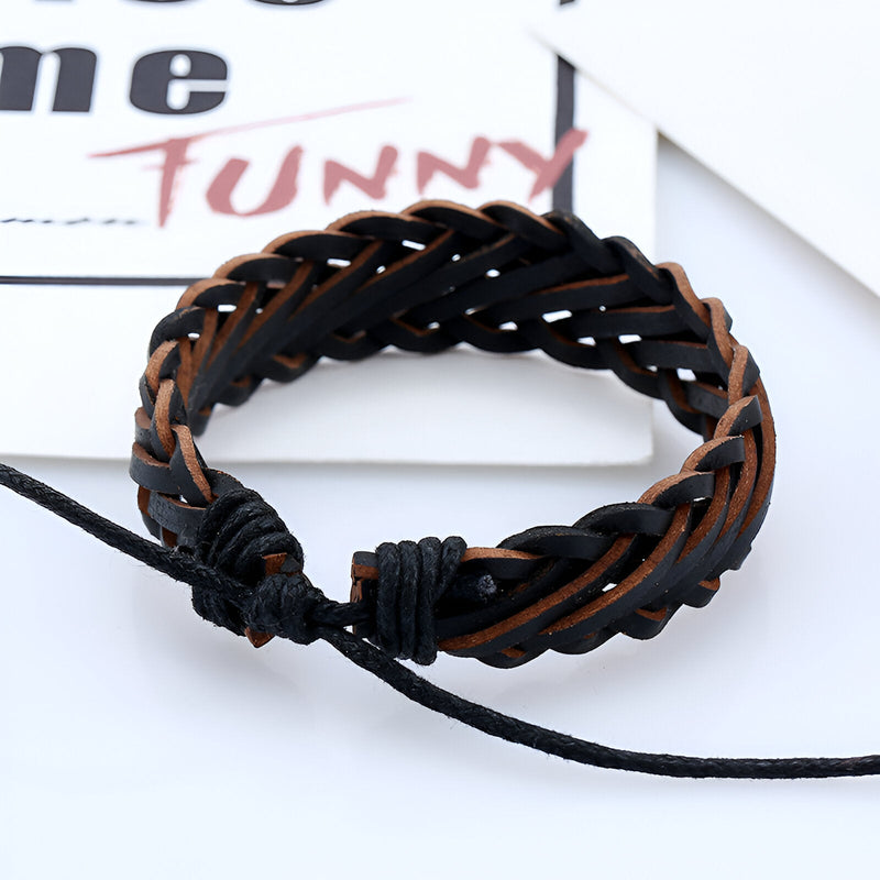 Bracelet torsadé en microfibre noir et marron avec fermeture ajustable par cordon noir.