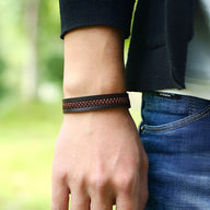 Bracelet homme microfibre tressée marron avec détails noirs, style moderne et décontracté.