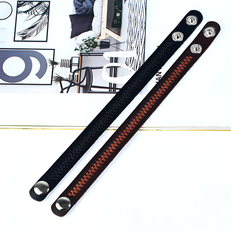 Bracelet homme tressé en microfibre marron avec fermoir noir et détail couture contrastée.