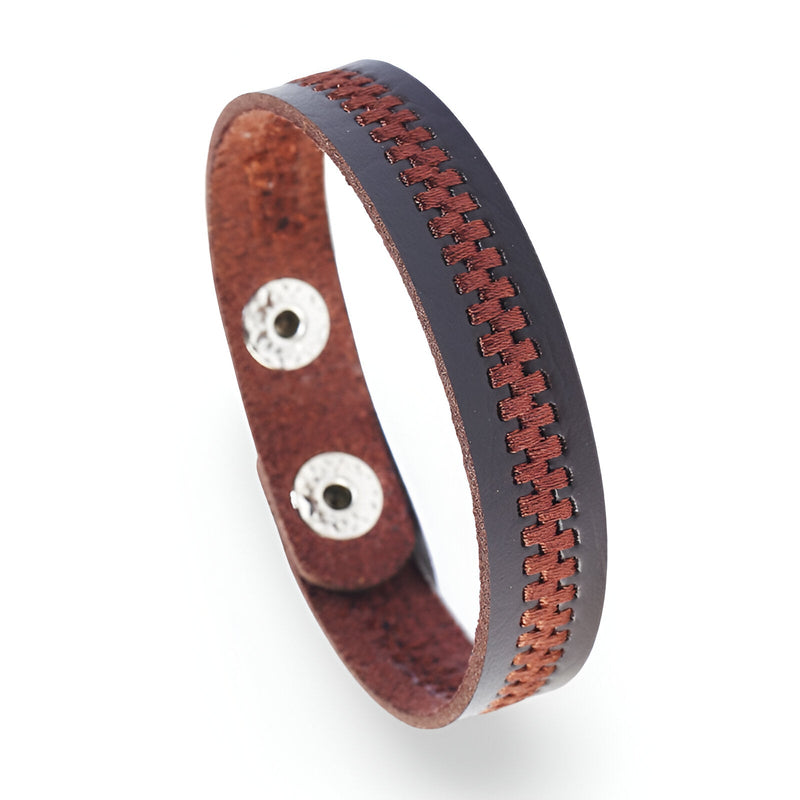 Bracelet homme marron microfibre tressée avec fermeture à pression métallique argentée.