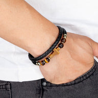 Bracelet homme microfibre noir avec perles œil de tigre et croix chrétienne en pierre marron.