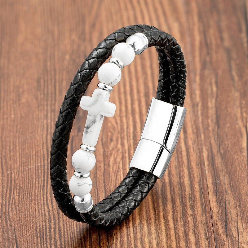 Bracelet homme en microfibre noire tressée avec croix et perles argentées, fermoir métallique brillant.
