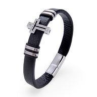 Bracelet noir en microfibre pour homme avec croix chrétienne argentée scintillante et fermoir métallique brillant.