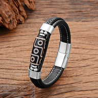 Bracelet homme en microfibre noir avec motif tibétain en argent et fermoir métallique brillant.