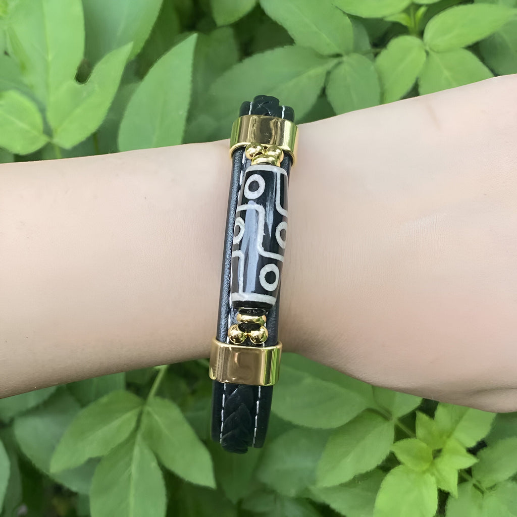 Bracelet homme microfibre noir avec motif tibétain blanc, fermoirs dorés élégants.