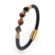 Bracelet homme en microfibre noire tressée avec pierres naturelles œil de tigre hexagonales et fermoir doré magnétique.