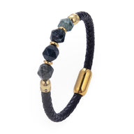 Bracelet homme à cordon tressé noir avec pierres naturelles bleues et fermoir doré brillant.