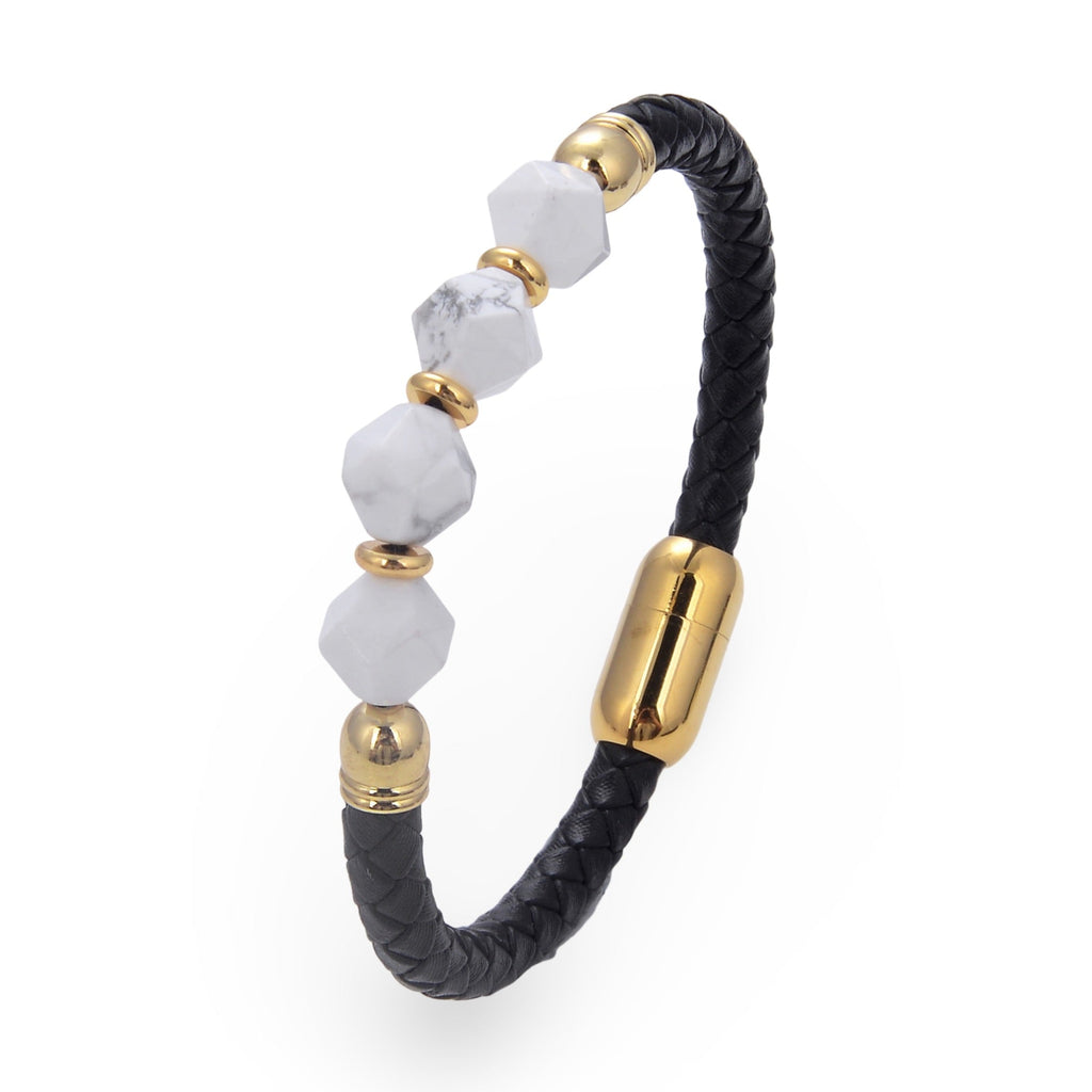 Bracelet homme en microfibre noire tressée avec perles blanches facettées et détails dorés brillants.