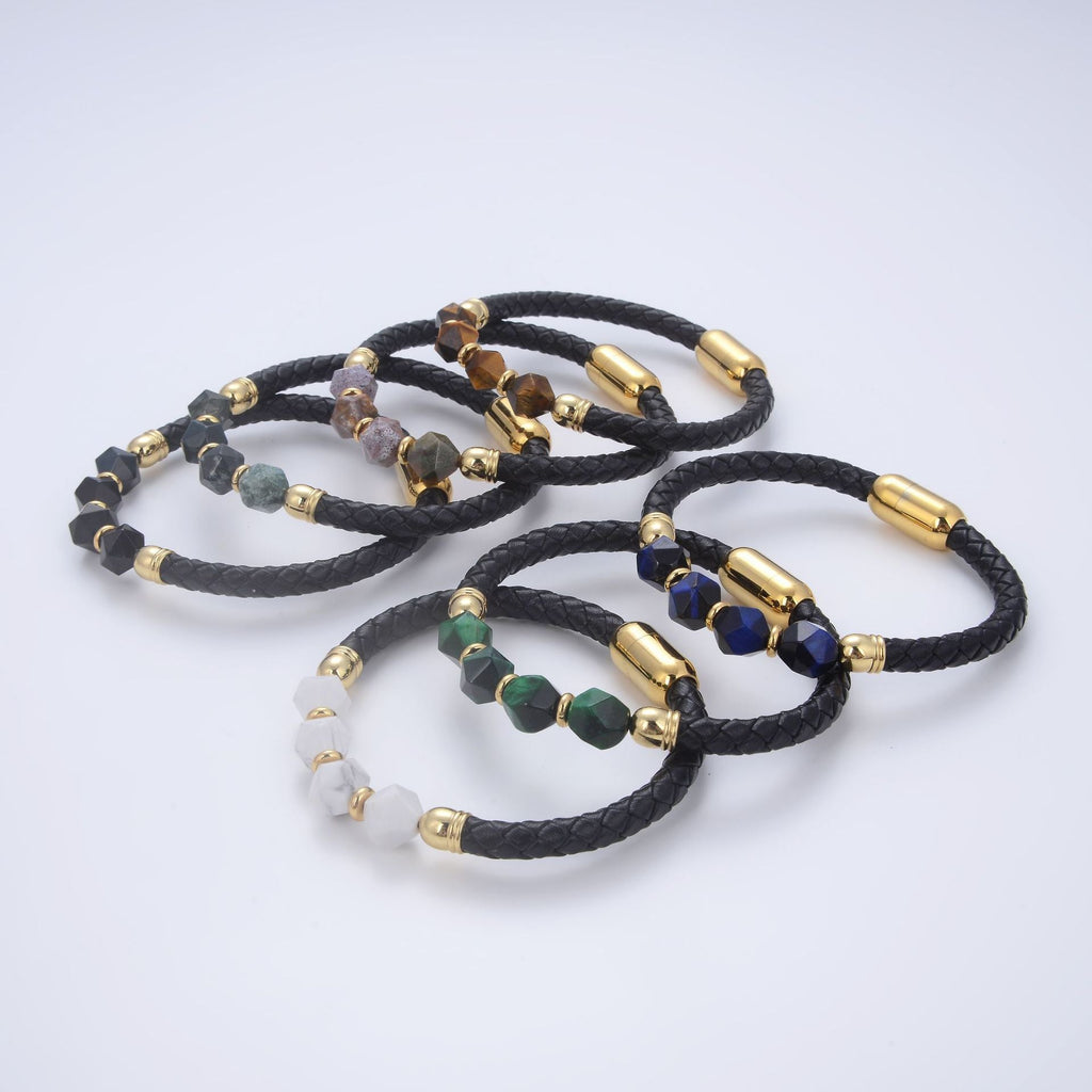 Bracelet homme en microfibre noir avec perles naturelles dorées et pierres aux couleurs variées, fermoir magnétique doré.