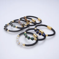 Bracelet homme en microfibre noir avec perles naturelles dorées et pierres aux couleurs variées, fermoir magnétique doré.