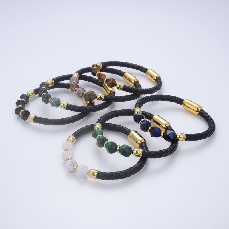 Bracelet homme en microfibre noir avec perles naturelles dorées et pierres aux couleurs variées, fermoir magnétique doré.