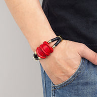 Bracelet en microfibre rouge et or avec détails turquoise, style moderne pour homme.