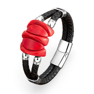 Bracelet homme en microfibre noire tressée avec détail rouge en forme de plaques et fermoir argenté brillant.