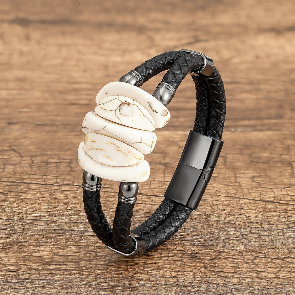 Bracelet homme microfibre noir tressé avec ornements blancs turquoise et fermoir métallique noir mat.