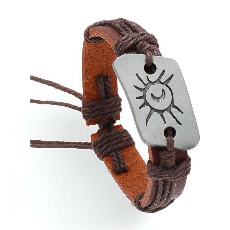 Bracelet homme en microfibre marron avec plaque argentée gravée soleil et lune, style bohème.